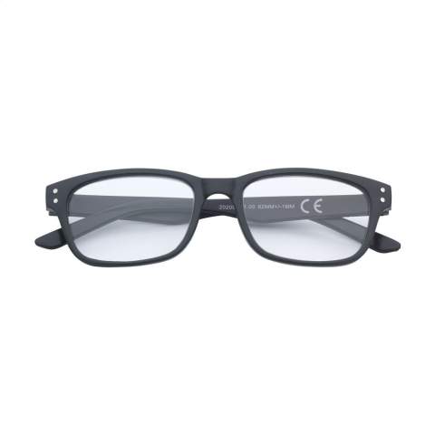 WoW! Lunettes de lecture fabriqué à partir de plastique Ocean Bound recyclé de Plastic Bank®. De vieilles bouteilles et d'autres produits en plastique errants ont été utilisés pour le matériau.     • En achetant de ce produit, vous soutenez Plastic Bank®. Plastic Bank® est une organisation internationale avec deux objectifs principaux. Ces objectifs nous concernent tous, réduire la pauvreté et réduire les déchets plastiques dans les océans. Plastic Bank® rémunère des habitants de pays en développement pour qu'ils collectent les déchets plastiques. Ce plastique est collecté sur les plages, les berges des rivières, dans les décharges et les zones peu profondes de l'océan. Cela permet d'éviter que les déchets plastiques ne polluent les océans. Le plastique collecté est trié, nettoyé et transformé en granulés. De nouveaux produits sont alors fabriqués à partir de ces granulés et labellisés Social Plastic®. Optionnel : Chaque article peut être fourni dans une boite individuelle en papier kraft marron.