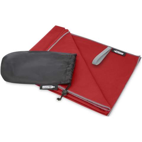 Cette serviette de sport absorbe très bien, est légère et sèche rapidement. En outre, le tissu est durable et extrêmement doux. Lorsque la serviette est pliée et attachée avec la bande élastique, elle prend peu de place. Elle est donc appropriée pour la salle de sport, la piscine ou pour aller faire de la randonnée pédestre ou du camping. La serviette a une taille de 130 x 80 cm et est fabriquée à partir de polyamide PET recyclé de 200 g/m2. Elle peut être lavée à la machine à laver à 40 °C. Livrée avec une pochette de rangement (20 x 8,5 cm) en plastique recyclé PET, ce qui constitue une excellente zone pour l'impression d'un logo.