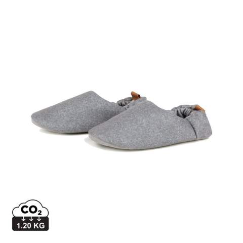 Entrez dans le confort de nos pantoufles Moulton. Fabriquées en polyester RCS, ces pantoufles offrent un maximum de confort et de style. Dotées d'un élastique à l'arrière, elles sont conçues pour s'adapter à plusieurs tailles et sont disponibles en deux options : S/M (tailles 36-40) et L/XL (tailles 41-45). Certifiée par RCS (Recycled Claim Standard), la certification RSC garantit que l'ensemble de la chaîne d'approvisionnement en matériaux recyclés est certifiée. Le contenu recyclé total est basé sur le poids total du produit. Ce produit contient 32 % (S/M) et 37 % (L/XL) de polyester recyclé certifié RCS.