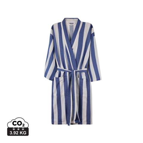 Apportez ce peignoir de hammam doux et confortable à la plage ou profitez-en simplement à la maison. Fabriqué dans un mélange léger et aéré de 200 g/m², il allie le confort du coton aux avantages du séchage rapide du polyester. Conçu dans un style classique avec un motif rayé bicolore, il présente un col soigné, des poches sur le devant, des manches 3/4 et une ceinture à la taille pour un ajustement parfait. Certifié par GRS (Global Recycled Standard), la certification GRS garantit que l'ensemble de la chaîne d'approvisionnement des matériaux recyclés est certifiée. Le contenu recyclé total est basé sur le poids total du produit. Ce produit contient 69 % de coton recyclé certifié GRS et 29 % de polyester recyclé certifié GRS.