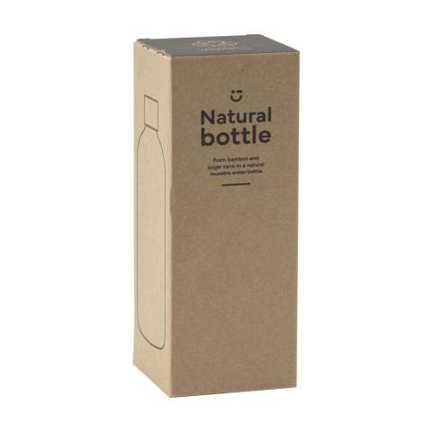 WoW! Wiederverwendbare Wasserflasche aus Zuckerrohrabfällen. Die Flasche hat einen Bambusverschluss. Auslaufsicher. Nicht spülmaschinengeeignet. Beide Pflanzen, die Zuckerrohrpflanze und die Bambuspflanze, entziehen der Luft während ihres Wachstums CO2. Die Flasche ist eine gute Alternative zur Plastikflasche. Fassungsvermögen 500 ml. Hergestellt in Europa. Wird einzeln in einem Kraftkarton geliefert.