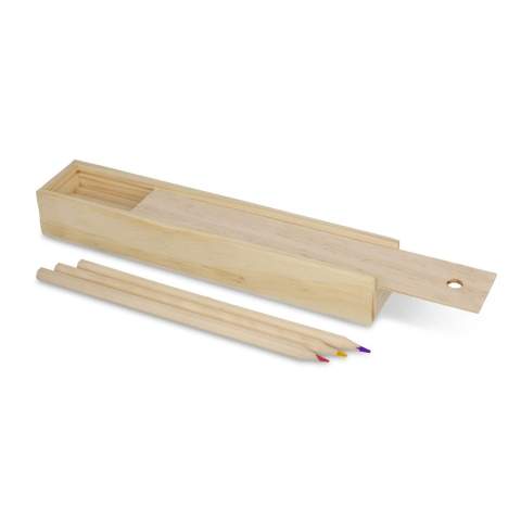 Deze set van 12 kleurpotloden wordt geleverd in een stijlvolle houten schuifdoos. De doos is ideaal voor kunstenaars en knutselaars en biedt een verfijnde opslagoplossing die zowel functioneel is als promotioneel.  Ideaal om cadeau te geven of voor persoonlijk gebruik, het deksel bevat een liniaal op de achterkant!