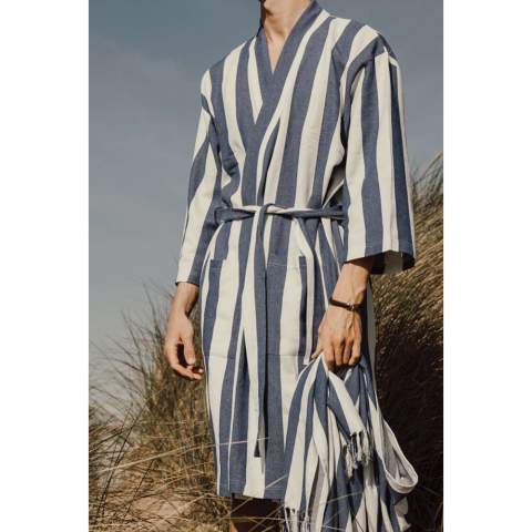 Apportez ce peignoir de hammam doux et confortable à la plage ou profitez-en simplement à la maison. Fabriqué dans un mélange léger et aéré de 200 g/m², il allie le confort du coton aux avantages du séchage rapide du polyester. Conçu dans un style classique avec un motif rayé bicolore, il présente un col soigné, des poches sur le devant, des manches 3/4 et une ceinture à la taille pour un ajustement parfait. Certifié par GRS (Global Recycled Standard), la certification GRS garantit que l'ensemble de la chaîne d'approvisionnement des matériaux recyclés est certifiée. Le contenu recyclé total est basé sur le poids total du produit. Ce produit contient 69 % de coton recyclé certifié GRS et 29 % de polyester recyclé certifié GRS.
