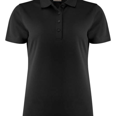 Polyester polo met toon op toon vierknoopsluiting. Het materiaal is spun-dyed wat betekent dat deze polo’s ingeverfd worden met een verfmethode waarbij minder water gebruikt wordt en als extra voordeel een betere kleurechtheid geeft. Oeko-Tex 100 gecertificeerd.