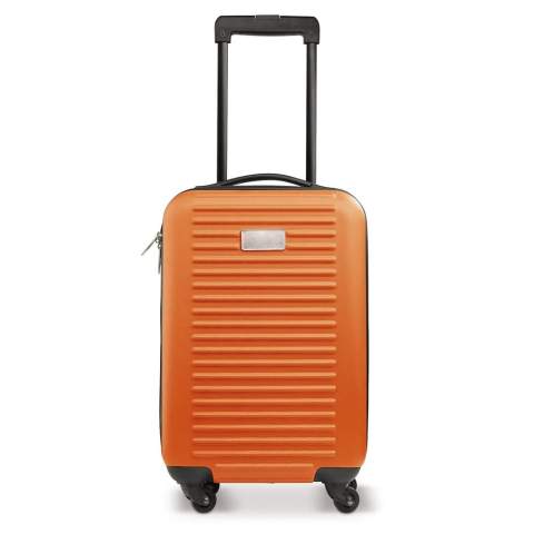 Cabin size trolley met één compartiment met grijze voering en een dubbele rits. De koffer heeft vier zwenkwieltjes en een metalen plaatje voor een bedrukking. Per stuk in doos verpakt.