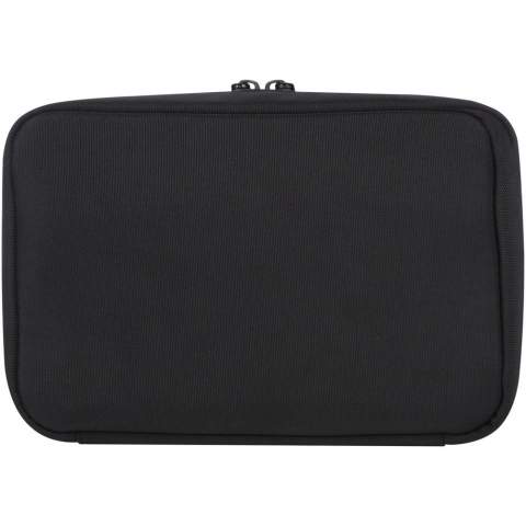 Die Rise Organizer-Tasche ist eine vielseitige und hybride Lösung, um alle technischen Gegenstände zu organisieren. Diese Hartschalentasche aus strapazierfähigem 900D-GRS-recyceltem Polyester und GRS-recyceltem Samtfutter verfügt über zwei Seitenfächer, Netztaschen, elastische Bänder am Boden für Kabel und eine Reißverschlusstasche für weiteres Zubehör. Alle Taschen sorgen für eine optimale Organisation und die Hartschale schützt alle wertvollen Geräte.