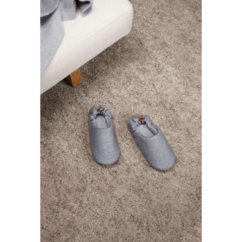 Entrez dans le confort de nos pantoufles Moulton. Fabriquées en polyester RCS, ces pantoufles offrent un maximum de confort et de style. Dotées d'un élastique à l'arrière, elles sont conçues pour s'adapter à plusieurs tailles et sont disponibles en deux options : S/M (tailles 36-40) et L/XL (tailles 41-45). Certifiée par RCS (Recycled Claim Standard), la certification RSC garantit que l'ensemble de la chaîne d'approvisionnement en matériaux recyclés est certifiée. Le contenu recyclé total est basé sur le poids total du produit. Ce produit contient 32 % (S/M) et 37 % (L/XL) de polyester recyclé certifié RCS.