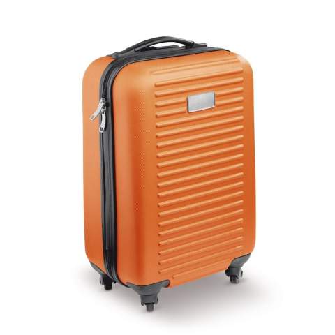 Cabin size trolley met één compartiment met grijze voering en een dubbele rits. De koffer heeft vier zwenkwieltjes en een metalen plaatje voor een bedrukking. Per stuk in doos verpakt.