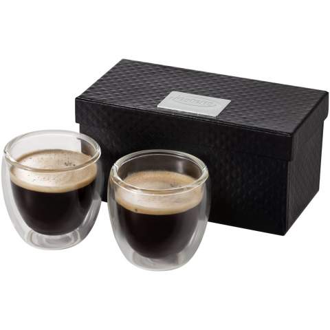 Verres espresso isothermes double paroi de 70 ml. L'ensemble est présenté dans une boîte cadeau de luxe. Plaque logo incluse. Lavage à la main recommandé.