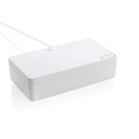 Mit diesem multifunktionalen UV-C Sterilisator beseitigen Sie bis zu 99,9% der Baktieren. Legen Sie einfach Ihre Ohrhörer, Ihren Schmuck, Ihre Uhr oder Gesichtsmaske ein und sterilisieren Sie sie so mithilfe der UV-C Technologie. Wählen Sie zwischen dem Quick-Clean in 90 Sekunden oder dem Komplettprogramm mit 5 Minuten Länge und starten so die 2 Quecksilber-freien UV-C LED's - sie haben eine Lebensdauer von bis zu 10.000 Stunden. Inklusive 100cm langem PVC-freiem Type-C Kabel aus TPE-Material.