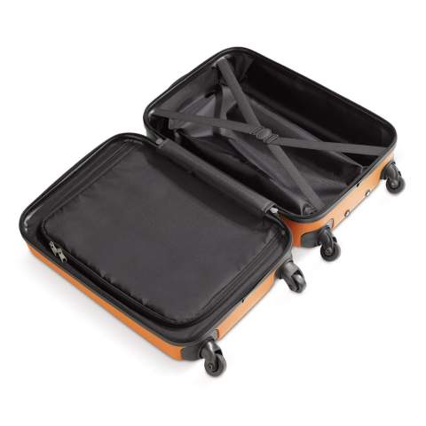 Cabin size trolley met één compartiment met grijze voering en een dubbele rits. De koffer heeft vier zwenkwieltjes en een metalen plaatje voor een bedrukking. Per stuk in doos verpakt.