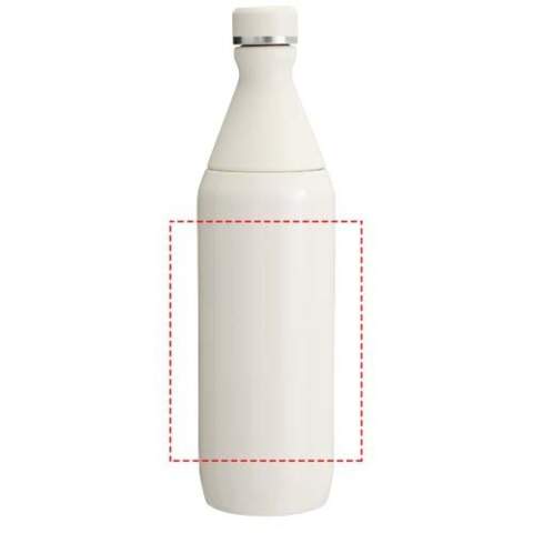 La bouteille d'eau Stanley de 600 ml All Day Slim est conçue pour une hydratation tout au long de la journée, alliant commodité et performance. Fabriquée en acier inoxydable recyclé à 90 %, elle est dotée d'une ouverture en deux parties : l'une pour siroter facilement et l'autre pour ajouter de la glace et un nettoyage sans tracas. Le col est fabriqué en acier inoxydable à paroi simple avec un collier fileté en plastique et un joint comprimé sécurisé pour éviter les fuites. Le corps est doté d'une double paroi isolante sous vide, ce qui permet à vos boissons de rester à la température idéale pendant des heures. Durable et bien conçue, c'est la bouteille idéale pour se rafraîchir tout au long de la journée.