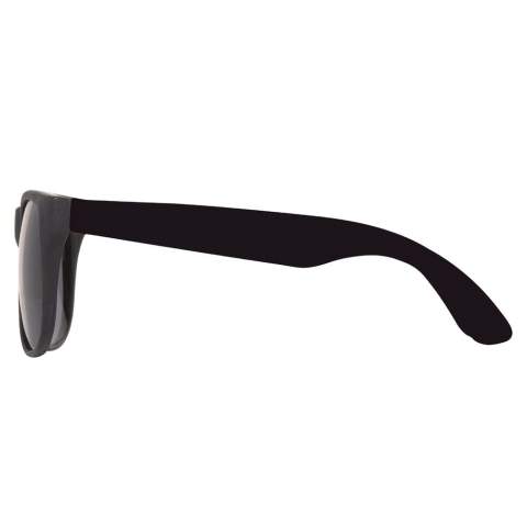 Lunettes de soleils modernes avec branches de couleur.