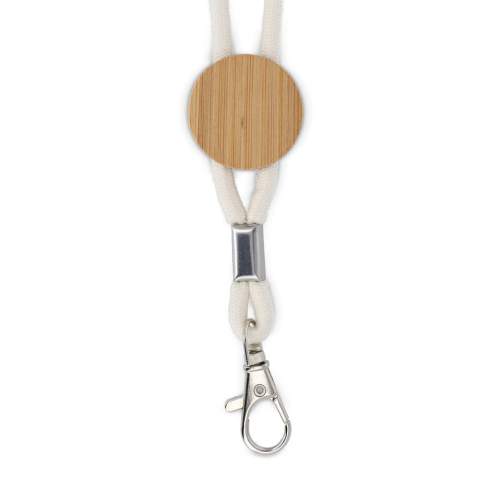Cette lanière est fabriquée à partir d'un cordon en coton durable, avec un déclencheur de sécurité et un clip en métal pour une fixation sûre. Le curseur en bambou facilite l'ajustement tout en offrant un espace dédié au marquage.