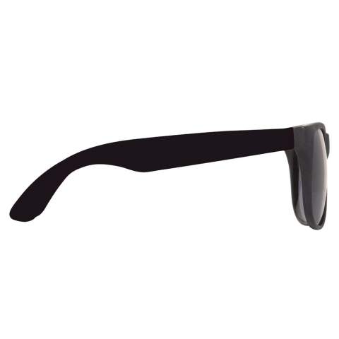 Lunettes de soleils modernes avec branches de couleur.