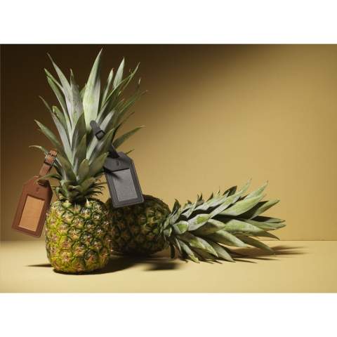 WoW! Gepäckanhänger mit durchsichtigem Fenster. Der Anhänger ist aus Ananas-Kunstleder gefertigt. Es lässt sich leicht an allen Arten von Koffern und Taschen befestigen. Eine stilvolle Möglichkeit, Ihr Gepäck zu kennzeichnen. Größe Papiereinlage: 6,9 x 3,7 cm. Größe des Fensters: 5,9 x 3,2 cm.    Das vegane Kunstleder ist von echtem Leder kaum zu unterscheiden. Allerdings besteht das Material aus Ananasblättern, einem Restprodukt aus dem Ananasanbau. Aus diesem Grund werden für die Herstellung keine zusätzlichen Stoffe wie Wasser, Dünger oder Pestizide benötigt. Die Fasern der Ananasblätter werden gewaschen, mit PU angereichert und im Ofen getrocknet. Das Ergebnis? Geschmeidige Laken aus veganem Kunstleder, die anschließend mit einem schönen Finish versehen werden. Nach dem Trocknen entsteht ein weiches und attraktives Material mit den Eigenschaften von Leder. Es besteht teilweise aus Fruchtresten und teilweise aus PU.