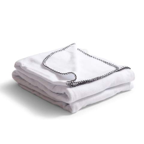 A wonderfully warm, soft fleece blanket to snuggle under on the couch. The plaid is provided with stitching all around which creates a nice effect. The weight is 250 grams.