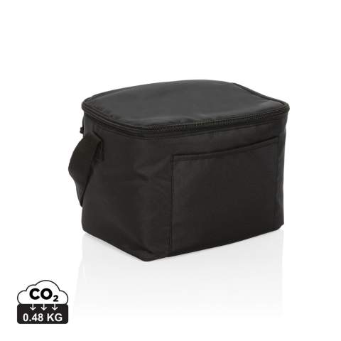 Pas de greenwashing, mais une histoire vraie sur la durabilité! Ce sac isotherme Impact est fabriqué en rPET 300D avec traceur AWARE™. Avec AWARE™, l'utilisation de véritables matériaux textiles recyclés et les allégations d'impact sur la réduction de l'eau sont garanties, en utilisant le traceur physique perturbateur d'AWARE et la technologie blockchain. Économisez de l'eau et utilisez de véritables tissus recyclés. 2% des recettes de chaque produit Impact vendu seront reversés à Water.org.  Sac format 6 canettes , poche avant et poignée de transport. En utilisant ce sac isotherme, vous avez réutilisé 3,9 bouteilles PET de 0,5 litre et 2,32 litres d'eau.  Le calcul d'économie d'eau est basé sur des données ACV fiables telles que publiées par Textile Exchange dans leurs Material Snapshots 2016.