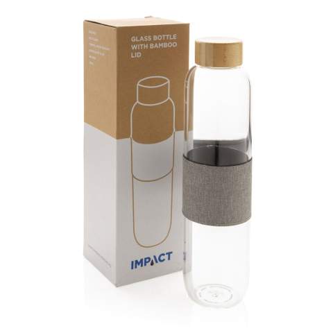 Geen plastic waterflessen meer kopen in de winkel, maar uw eigen duurzame fles uit de Impact Collectie hergebruiken. Door gebruik te maken van duurzame glas- en roestvrijstalen materialen verbetert u de herbruikbaarheid van producten ten opzichte van producten voor eenmalig gebruik. Met de focus op water wordt 2% van de opbrengst van elk verkocht Impact product gedoneerd aan Water.org.Deze glazen fles met bamboe deksel ondersteunt uw duurzame levensstijl en vermindert uw plastic afval en verbetert uw hydratatiegewoonten. Gemaakt van hoogwaardig borosilicaatglas, bestand tegen grote temperatuurveranderingen. Een prachtige sleeve maakt de look af. Capaciteit 750ml. BPA-vrij.