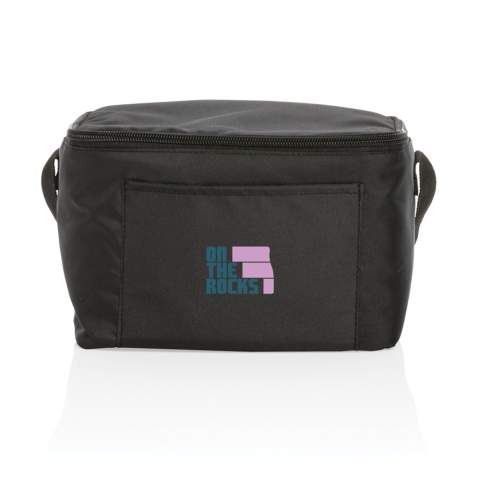 Pas de greenwashing, mais une histoire vraie sur la durabilité! Ce sac isotherme Impact est fabriqué en rPET 300D avec traceur AWARE™. Avec AWARE™, l'utilisation de véritables matériaux textiles recyclés et les allégations d'impact sur la réduction de l'eau sont garanties, en utilisant le traceur physique perturbateur d'AWARE et la technologie blockchain. Économisez de l'eau et utilisez de véritables tissus recyclés. 2% des recettes de chaque produit Impact vendu seront reversés à Water.org.  Sac format 6 canettes , poche avant et poignée de transport. En utilisant ce sac isotherme, vous avez réutilisé 3,9 bouteilles PET de 0,5 litre et 2,32 litres d'eau.  Le calcul d'économie d'eau est basé sur des données ACV fiables telles que publiées par Textile Exchange dans leurs Material Snapshots 2016.