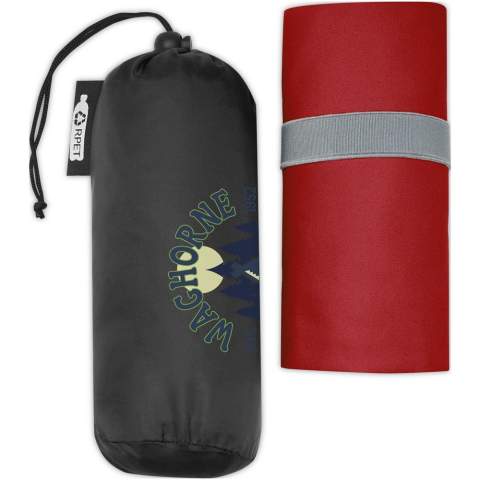 Cette serviette de sport absorbe très bien, est légère et sèche rapidement. En outre, le tissu est durable et extrêmement doux. Lorsque la serviette est pliée et attachée avec la bande élastique, elle prend peu de place. Elle est donc appropriée pour la salle de sport, la piscine ou pour aller faire de la randonnée pédestre ou du camping. La serviette a une taille de 130 x 80 cm et est fabriquée à partir de polyamide PET recyclé de 200 g/m2. Elle peut être lavée à la machine à laver à 40 °C. Livrée avec une pochette de rangement (20 x 8,5 cm) en plastique recyclé PET, ce qui constitue une excellente zone pour l'impression d'un logo.