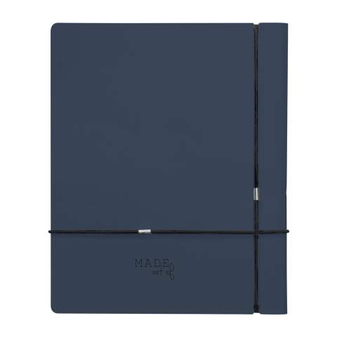 A5-Notizbuch mit Einband aus recycelten italienischen Lederabfällen und natürlichen Bindemitteln. Ein Produkt der Marke MADE out of. Das recycelte Leder ist sehr robust, hat ein wunderschönes mattes Aussehen und riecht nach Leder. Die farbige Deckschicht besteht aus einer sehr dünnen PU-Beschichtung auf 100%iger Wasserbasis. Der herausnehmbare, nachfüllbare Inhalt (Reuse & Reduce) dieses Notizbuchs mit Verschlussgummi besteht aus ca. 120 Blatt/240 Seiten liniertem, recyceltem Papier (90 g/m²). Der Inhalt wird mit einem stabilen Gummiband an Ort und Stelle gehalten. Handgefertigt. Niederländisches Design. Made in Holland.