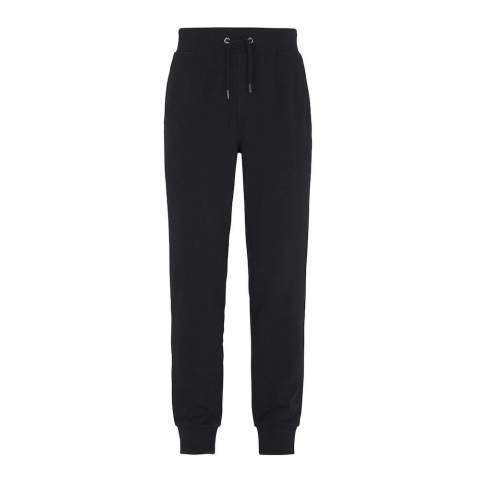 Goed gemaakte broek met een zwaardere uitstraling, gemaakt van French Terry (gelust aan de binnenkant). Voorzakken met 2x2 ribboord. Elastische tailleband met 2x2 ribboord en trekkoord. Alles in dezelfde kleurtint. Details in metallic kleur. Manchetten aan de onderkant van de broekspijpen. Decoratieve naden in overlock-stijl.