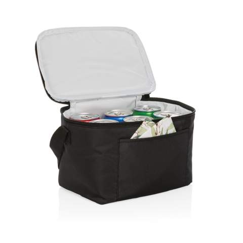 Pas de greenwashing, mais une histoire vraie sur la durabilité! Ce sac isotherme Impact est fabriqué en rPET 300D avec traceur AWARE™. Avec AWARE™, l'utilisation de véritables matériaux textiles recyclés et les allégations d'impact sur la réduction de l'eau sont garanties, en utilisant le traceur physique perturbateur d'AWARE et la technologie blockchain. Économisez de l'eau et utilisez de véritables tissus recyclés. 2% des recettes de chaque produit Impact vendu seront reversés à Water.org.  Sac format 6 canettes , poche avant et poignée de transport. En utilisant ce sac isotherme, vous avez réutilisé 3,9 bouteilles PET de 0,5 litre et 2,32 litres d'eau.  Le calcul d'économie d'eau est basé sur des données ACV fiables telles que publiées par Textile Exchange dans leurs Material Snapshots 2016.