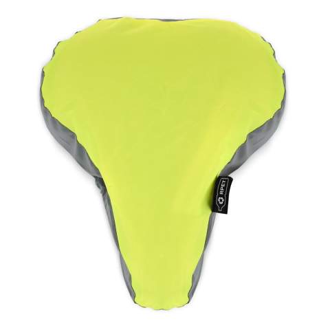 Fietszadelhoes gemaakt van gerecycled PET-materiaal met een reflecterend gedeelte voor betere zichtbaarheid bij weinig licht. Eenvoudig te bevestigen met een elastiek en past op de meeste standaard zadels. De perfecte keuze om je zadel te beschermen tegen regen en slijtage. Waterafstotend.