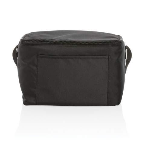 Pas de greenwashing, mais une histoire vraie sur la durabilité! Ce sac isotherme Impact est fabriqué en rPET 300D avec traceur AWARE™. Avec AWARE™, l'utilisation de véritables matériaux textiles recyclés et les allégations d'impact sur la réduction de l'eau sont garanties, en utilisant le traceur physique perturbateur d'AWARE et la technologie blockchain. Économisez de l'eau et utilisez de véritables tissus recyclés. 2% des recettes de chaque produit Impact vendu seront reversés à Water.org.  Sac format 6 canettes , poche avant et poignée de transport. En utilisant ce sac isotherme, vous avez réutilisé 3,9 bouteilles PET de 0,5 litre et 2,32 litres d'eau.  Le calcul d'économie d'eau est basé sur des données ACV fiables telles que publiées par Textile Exchange dans leurs Material Snapshots 2016.