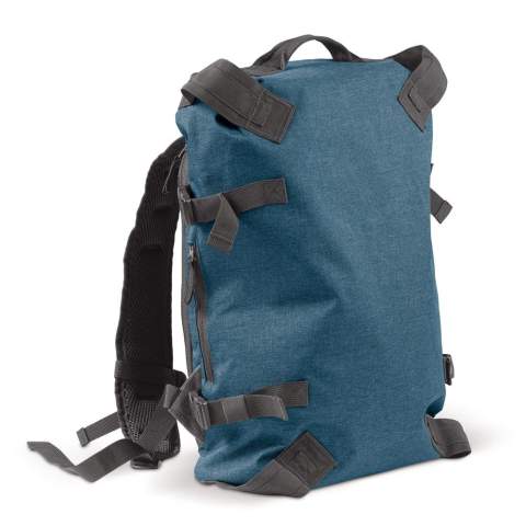 Großer und bequemer Schwerlastrucksack mit gepolsterten Schultergurten und Rückwand. Diebstahlsicher durch einen Reißverschluss auf der Rückseite. Im Inneren gibt es reichlich Platz für Laptop (bis zu 15”) und Tablet. Reißverschlusstaschen an beiden Seiten bieten zusätzlichen Stauraum. 