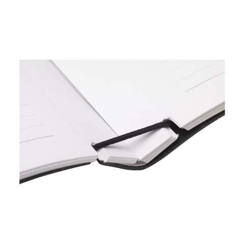 A5-Notizbuch mit Einband aus recycelten italienischen Lederabfällen und natürlichen Bindemitteln. Ein Produkt der Marke MADE out of. Das recycelte Leder ist sehr robust, hat ein wunderschönes mattes Aussehen und riecht nach Leder. Die farbige Deckschicht besteht aus einer sehr dünnen PU-Beschichtung auf 100%iger Wasserbasis. Der herausnehmbare, nachfüllbare Inhalt (Reuse & Reduce) dieses Notizbuchs mit Verschlussgummi besteht aus ca. 120 Blatt/240 Seiten liniertem, recyceltem Papier (90 g/m²). Der Inhalt wird mit einem stabilen Gummiband an Ort und Stelle gehalten. Handgefertigt. Niederländisches Design. Made in Holland.
