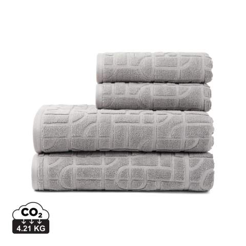 Un ajout luxueux à votre salle de bain fabriqué à partir de coton 100 % biologique, cet ensemble comprend deux grandes serviettes (135 x 65 cm) et deux petites serviettes (65 x 40 cm), assurant à la fois fonctionnalité et style. Avec un grammage moelleux de 500 g/m², ces serviettes offrent une bonne capacité d'absorption et de douceur. Le motif géométrique subtil ajoute une touche d'élégance au décor de votre salle de bain, tandis que le matériau en coton biologique offre une sensation de qualité sans compromettre le confort. Chaque ensemble est soigneusement emballé dans un emballage kraft certifié FSC®. L'Organic Content Standard (OCS) vérifie les matériaux issus de l'agriculture biologique et les suit depuis la source jusqu'au produit final. Ce produit contient 99% de coton biologique certifié OCS.