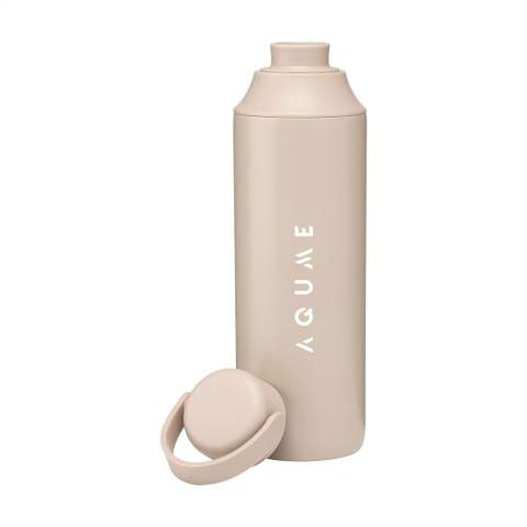 WoW! Doppelwandige Thermosflasche aus recyceltem Edelstahl. Die auslaufsichere Flasche hat eine Silikon-Trageschlaufe und 2 Öffnungen mit Schraubverschluss: eine Trinköffnung und eine großzügige Öffnung zum einfachen Reinigen der Flasche oder zum Einfüllen von Eiswürfeln. Passt in die meisten Getränkehalter und ist mit einer attraktiven Pulverbeschichtung versehen. Geeignet, um kalte oder heiße Getränke auf der richtigen Temperatur zu halten. Nicht spülmaschinengeeignet. RCS-zertifiziert. Gesamtes recyceltes Material: 80%. Fassungsvermögen 600 ml.       Edelstahl kann viele Male recycelt werden – die Qualität des Materials bleibt dabei weitgehend erhalten. Durch die Verwendung von recyceltem Edelstahl kommt eine geringere Menge an neuen Rohstoffen zum Einsatz. Das bedeutet weniger Energieverbrauch und weniger Wasserverbrauch. Wird einzeln in einem Kraftkarton geliefert.