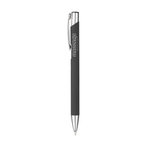 Blauwschrijvende, aluminium balpen met metalen clip. De houder is afgewerkt met een mooie rubberised finish. Doordat de houder uit één geheel bestaat heeft deze pen ruimte voor een grote opdruk.