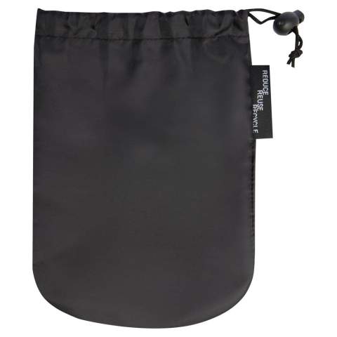 Cette serviette de sport absorbe très bien, est légère et sèche rapidement. En outre, le tissu est durable et extrêmement doux. Lorsque la serviette est pliée et attachée avec la bande élastique, elle prend peu de place. Elle est donc appropriée pour la salle de sport, la piscine ou pour aller faire de la randonnée pédestre ou du camping. La serviette a une taille de 130 x 80 cm et est fabriquée à partir de polyamide PET recyclé de 200 g/m2. Elle peut être lavée à la machine à laver à 40 °C. Livrée avec une pochette de rangement (20 x 8,5 cm) en plastique recyclé PET, ce qui constitue une excellente zone pour l'impression d'un logo.