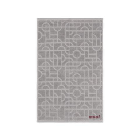 Un ajout luxueux à votre salle de bain fabriqué à partir de coton 100 % biologique, cet ensemble comprend deux grandes serviettes (135 x 65 cm) et deux petites serviettes (65 x 40 cm), assurant à la fois fonctionnalité et style. Avec un grammage moelleux de 500 g/m², ces serviettes offrent une bonne capacité d'absorption et de douceur. Le motif géométrique subtil ajoute une touche d'élégance au décor de votre salle de bain, tandis que le matériau en coton biologique offre une sensation de qualité sans compromettre le confort. Chaque ensemble est soigneusement emballé dans un emballage kraft certifié FSC®. L'Organic Content Standard (OCS) vérifie les matériaux issus de l'agriculture biologique et les suit depuis la source jusqu'au produit final. Ce produit contient 99% de coton biologique certifié OCS.
