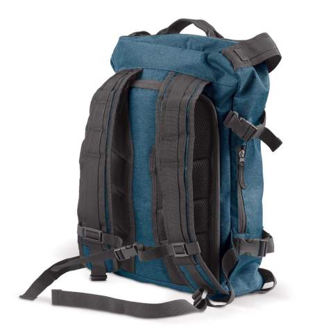 Großer und bequemer Schwerlastrucksack mit gepolsterten Schultergurten und Rückwand. Diebstahlsicher durch einen Reißverschluss auf der Rückseite. Im Inneren gibt es reichlich Platz für Laptop (bis zu 15”) und Tablet. Reißverschlusstaschen an beiden Seiten bieten zusätzlichen Stauraum. 