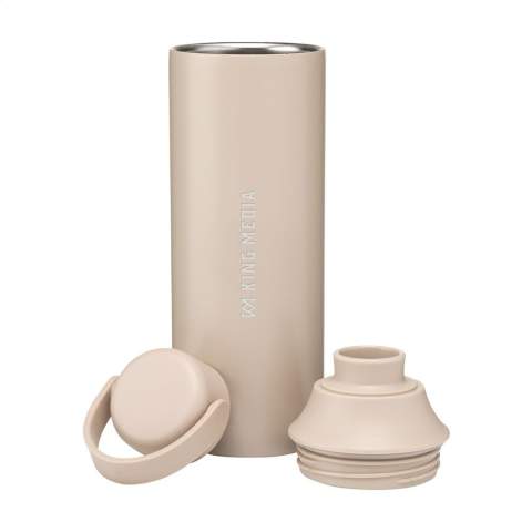 WoW! Doppelwandige Thermosflasche aus recyceltem Edelstahl. Die auslaufsichere Flasche hat eine Silikon-Trageschlaufe und 2 Öffnungen mit Schraubverschluss: eine Trinköffnung und eine großzügige Öffnung zum einfachen Reinigen der Flasche oder zum Einfüllen von Eiswürfeln. Passt in die meisten Getränkehalter und ist mit einer attraktiven Pulverbeschichtung versehen. Geeignet, um kalte oder heiße Getränke auf der richtigen Temperatur zu halten. Nicht spülmaschinengeeignet. RCS-zertifiziert. Gesamtes recyceltes Material: 80%. Fassungsvermögen 600 ml.       Edelstahl kann viele Male recycelt werden – die Qualität des Materials bleibt dabei weitgehend erhalten. Durch die Verwendung von recyceltem Edelstahl kommt eine geringere Menge an neuen Rohstoffen zum Einsatz. Das bedeutet weniger Energieverbrauch und weniger Wasserverbrauch. Wird einzeln in einem Kraftkarton geliefert.