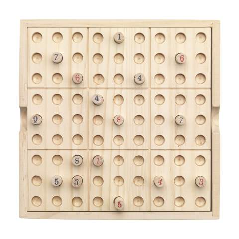 WoW! Luxe Sudokubord met deksel, gemaakt van FSC 100% gecertificeerd dennenhout. Het deksel is tevens het speelbord. De bijbehorende 81 pionnen zijn voorzien van getallen en op te bergen in de 9-vaks spellenkist. Inclusief ca. 10 speelkaarten en spelregels. Per stuk in kraft doos.