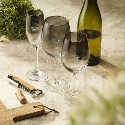 This special smokey wine glass is unique because of its colour, providing atmosphere, cosiness and beautiful decoration on any table. It is chic, trendy and an absolute eye-catcher during a party or special occasion. Of course, this glass is also suitable for daily use. 4 pieces per pack. Capacity 465 ml.