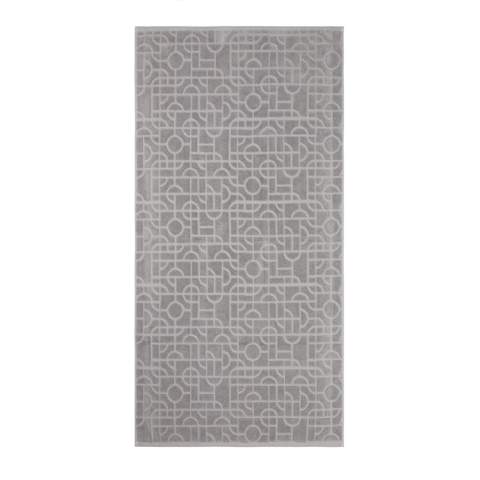 Un ajout luxueux à votre salle de bain fabriqué à partir de coton 100 % biologique, cet ensemble comprend deux grandes serviettes (135 x 65 cm) et deux petites serviettes (65 x 40 cm), assurant à la fois fonctionnalité et style. Avec un grammage moelleux de 500 g/m², ces serviettes offrent une bonne capacité d'absorption et de douceur. Le motif géométrique subtil ajoute une touche d'élégance au décor de votre salle de bain, tandis que le matériau en coton biologique offre une sensation de qualité sans compromettre le confort. Chaque ensemble est soigneusement emballé dans un emballage kraft certifié FSC®. L'Organic Content Standard (OCS) vérifie les matériaux issus de l'agriculture biologique et les suit depuis la source jusqu'au produit final. Ce produit contient 99% de coton biologique certifié OCS.