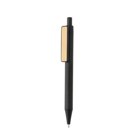 Een mooie pen met een nieuwe look met een bamboe clip. Gemaakt met GRS (Global Recycle Standard) gecertificeerde gerecyclede materialen. GRS-certificering zorgt voor een volledig gecertificeerde toeleveringsketen van de gerecyclede materialen. Gemaakt met 100% gerecycled GRS-gecertificeerd gerecycled ABS. Totaal gerecycled materiaal: 80% op basis van het totale gewicht van het item. Absoluut perfect voor het communiceren van uw merkboodschap. Inclusief ca. 1200 m schrijflengte Duitse Dokumental® blauwe inktvulling met TC-ball voor ultraglad schrijven.