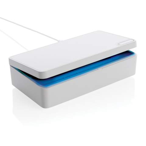 Mit diesem multifunktionalen UV-C Sterilisator beseitigen Sie bis zu 99,9% der Baktieren. Legen Sie einfach Ihre Ohrhörer, Ihren Schmuck, Ihre Uhr oder Gesichtsmaske ein und sterilisieren Sie sie so mithilfe der UV-C Technologie. Wählen Sie zwischen dem Quick-Clean in 90 Sekunden oder dem Komplettprogramm mit 5 Minuten Länge und starten so die 2 Quecksilber-freien UV-C LED's - sie haben eine Lebensdauer von bis zu 10.000 Stunden. Inklusive 100cm langem PVC-freiem Type-C Kabel aus TPE-Material.