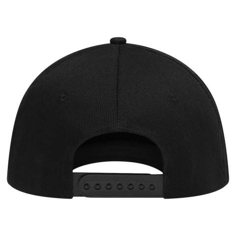 Diese bequeme und funktionelle Cap hat fünf Panelen und einen Snapstrap. Die Vorderseite ist nahtlos, wodurch sie sich hervorragend zum Besticken oder Bedrucken eignet. Die verstärkte Vorderseite sorgt für eine optimale Passform. Sie können sich darauf verlassen, dass diese Cap auch bei intensiven Aktivitäten immer bequem sitzt. Diese multifunktionelle Cap besteht aus 100% ungebürsteter Baumwolle. Eine Cap, an der Sie lange Freude haben werden, da sie stets für Komfort und Stil sorgt.