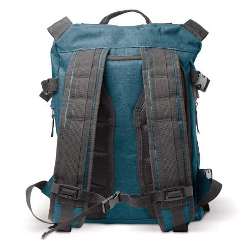 Großer und bequemer Schwerlastrucksack mit gepolsterten Schultergurten und Rückwand. Diebstahlsicher durch einen Reißverschluss auf der Rückseite. Im Inneren gibt es reichlich Platz für Laptop (bis zu 15”) und Tablet. Reißverschlusstaschen an beiden Seiten bieten zusätzlichen Stauraum. 