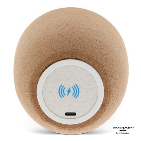 Geniet overal in huis of op je (thuis)werkplek van je favoriete muziek. Deze 10 Watt speaker gemaakt van natuurlijke kurk heeft een hoogwaardig geluid met een sterke bas. Koppel een tweede luidspreker voor de ultieme stereo geluidservaring. De speaker kan draadloos worden opgeladen, Het ideale ECO cadeau!