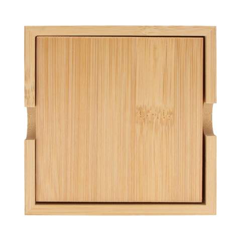 Verhoog de esthetiek van je tafel met onze Bamboe onderzetterset. Deze set van vier is gemaakt van milieuvriendelijk bamboe en combineert stijl en duurzaamheid naadloos. Bescherm je oppervlakken op een chique, natuurlijke manier.