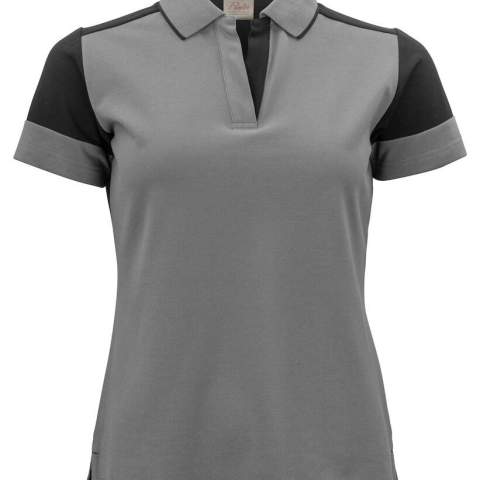 Bicolor polo piqué met korter knopenpad en contrasterende tipping aan de kraag zonder knopen. Contrasterend lint in de nek en aan de zijsplitjes. Uitscheurbaar neklabel en afzonderlijk geweven maatlabel. Aan de binnenzijde van de linkerzijnaad werd een zakje voorzien voor het innaaien van een waschip.  Oeko-Tex 100 gecertificeerd. Dit artikel is verpakt in een composteerbare polybag.