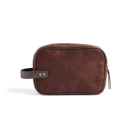 Classic yet modern washbag in suede imitation with details in PU leather. The bag makes it easy for you to store your hygiene items in style, both at home and during travel. The bag comes in a handy size and is easy to carry, thanks to a strap with brass details on the short side.